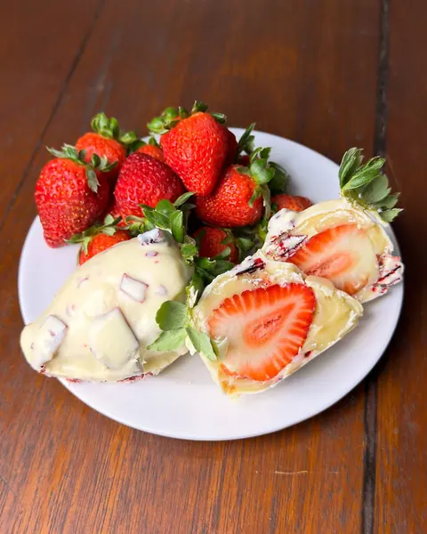 Bombons de morango inteiro com chocolate branco
