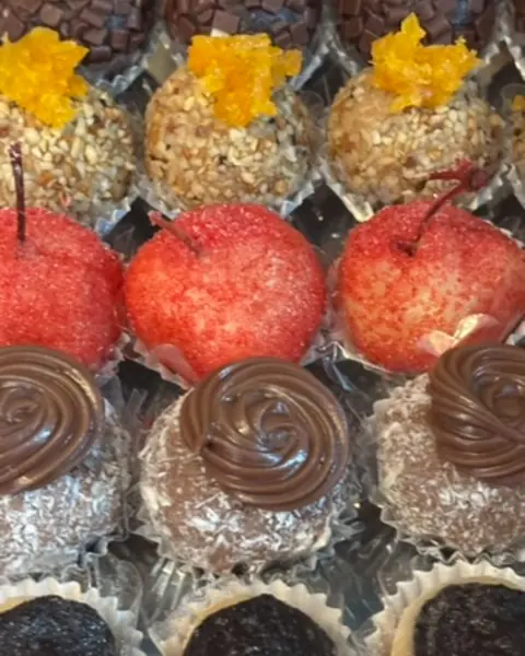 Doces finos e caramelados em forminhas