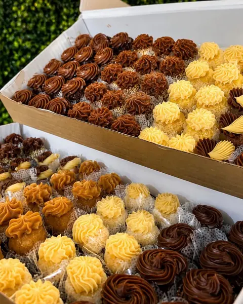 Caixas com brigadeiros e docinhos tradicionais