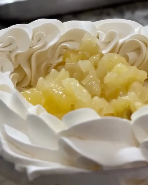 Torta leve com chantilly e abacaxi