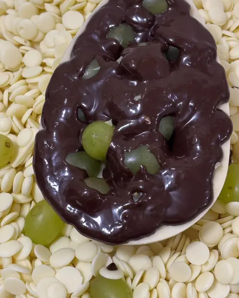 Ovo de colher de chocolate com uvas