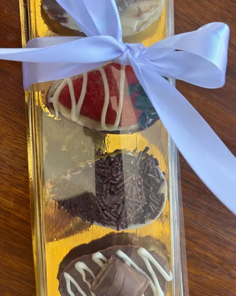Caixa de presente com bombons e laço de fita