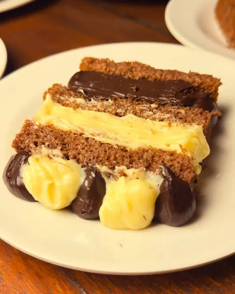 Fatia de bolo com recheio de creme e chocolate