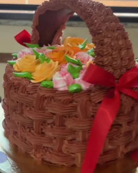 Bolo em formato de cesta com flores de confeitaria