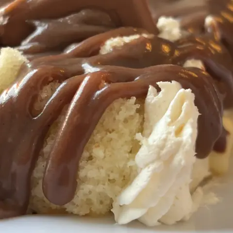 Fatia de bolo com calda de chocolate e chantilly