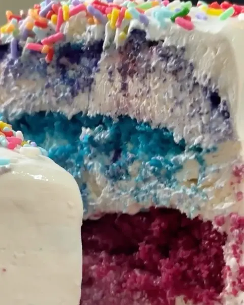 Bolo com massa colorida e confeitos