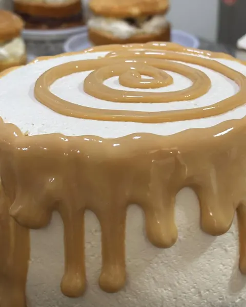 Bolo com chantilly e cobertura escorrida de doce de leite