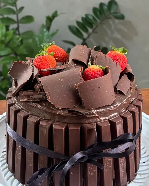Bolo de chocolate com raspas e morangos