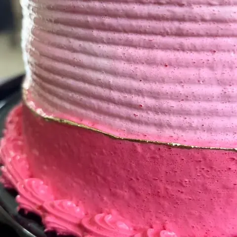 Bolo com cobertura rosa texturizada