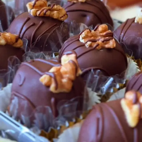 Bombons de chocolate decorados com nozes