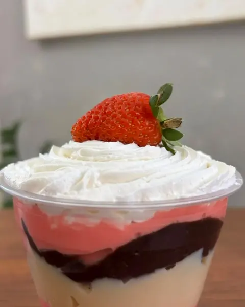 Sobremesa no copo com creme e morango