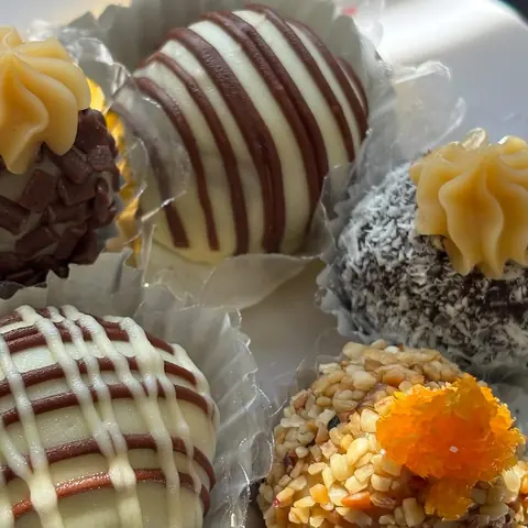 Doces finos decorados com chocolate