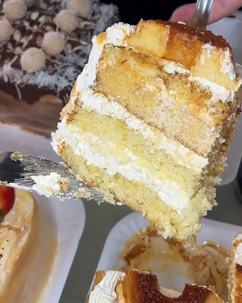 Fatia de bolo com recheio cremoso