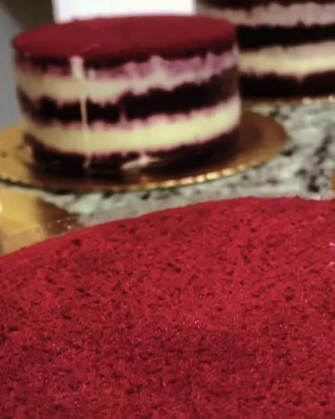 Bolo red velvet com camadas de recheio