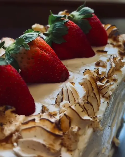 Torta com merengue maçaricado e morangos