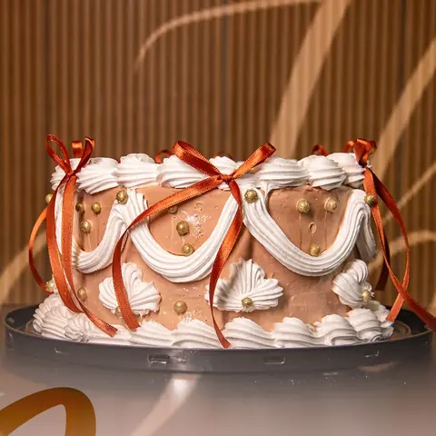 Bolo decorado estilo vintage com chantilly e laços de fita