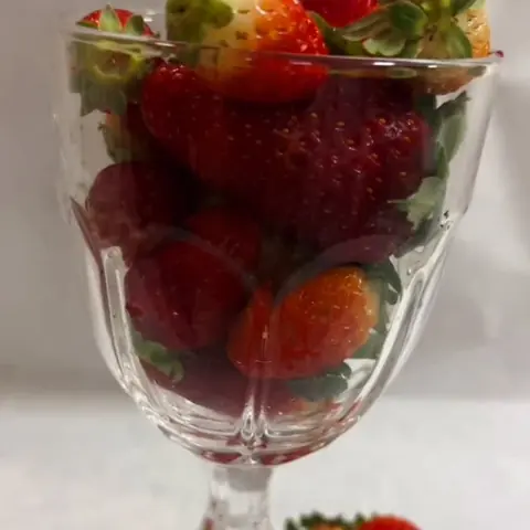 Taça com morangos frescos