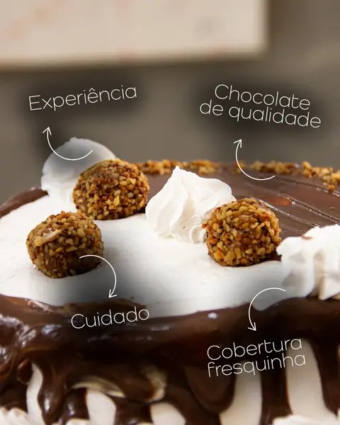Bolo com cobertura de chocolate, chantilly e brigadeiros crocantes, com destaques para chocolate de qualidade e cobertura fresquinha