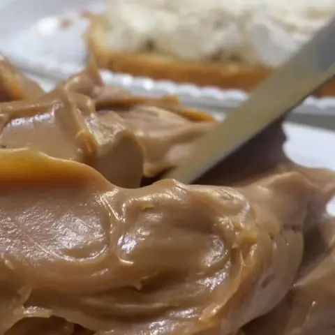 Doce de leite cremoso sendo espalhado