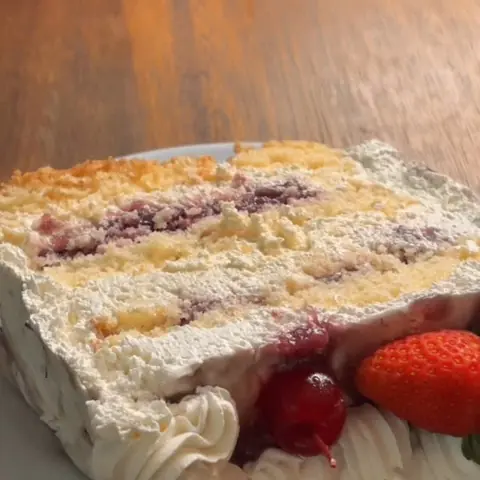 Fatia de torta com frutas vermelhas e chantilly