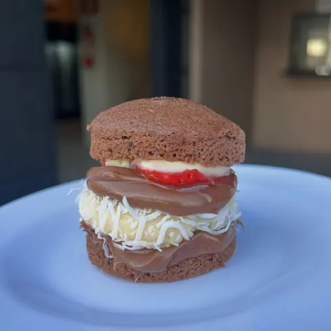 Mini bolo recheado com doce de leite e coco