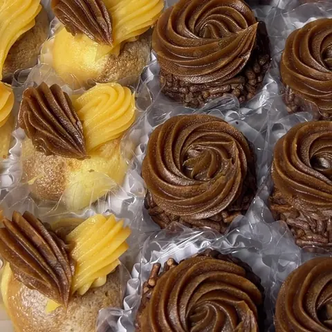 Docinhos com confeitagem de chocolate e creme