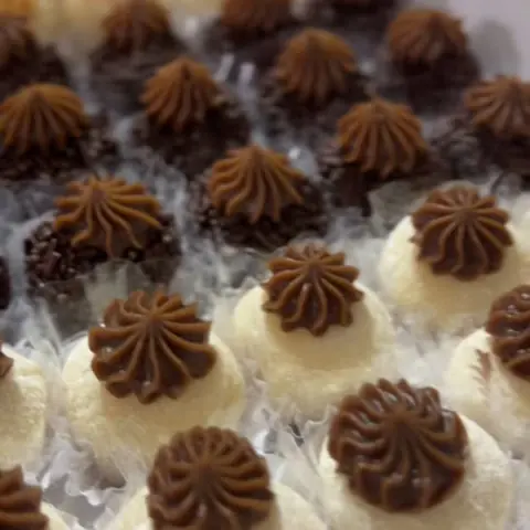 Bandeja de docinhos com brigadeiro