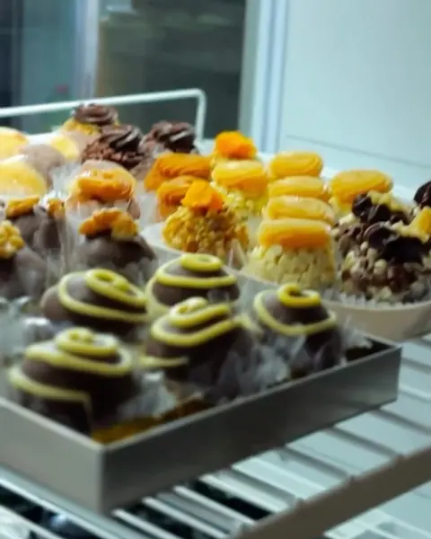Vitrine da Jaina Bolos com bombons e doces finos